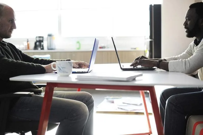 Ergonomie - Ergonomie am Arbeitsplatz: So schützen Sie Ihr Personal nachhaltig