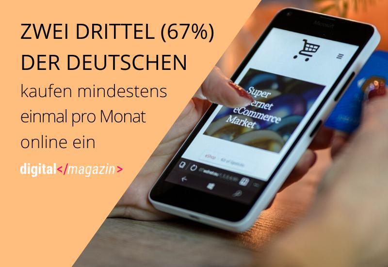 Die Beliebtheit des Online-Handels in Deutschland nimmt zu, wie eine Frau zeigt, die ein Smartphone mit der Aufschrift „zew drittel 74 %“ in der Hand hält.