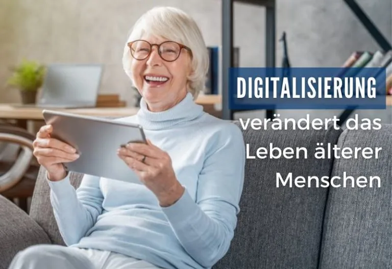 Eine ältere Frau mit kurzen weißen Haaren und Brille sitzt auf einer Couch und lächelt, während sie ein Tablet benutzt. Der deutsche Text auf dem Bild lautet: "Digitalisierung und Menschenrechte im digitalen Zeitalter verändern das Leben älterer Menschen.