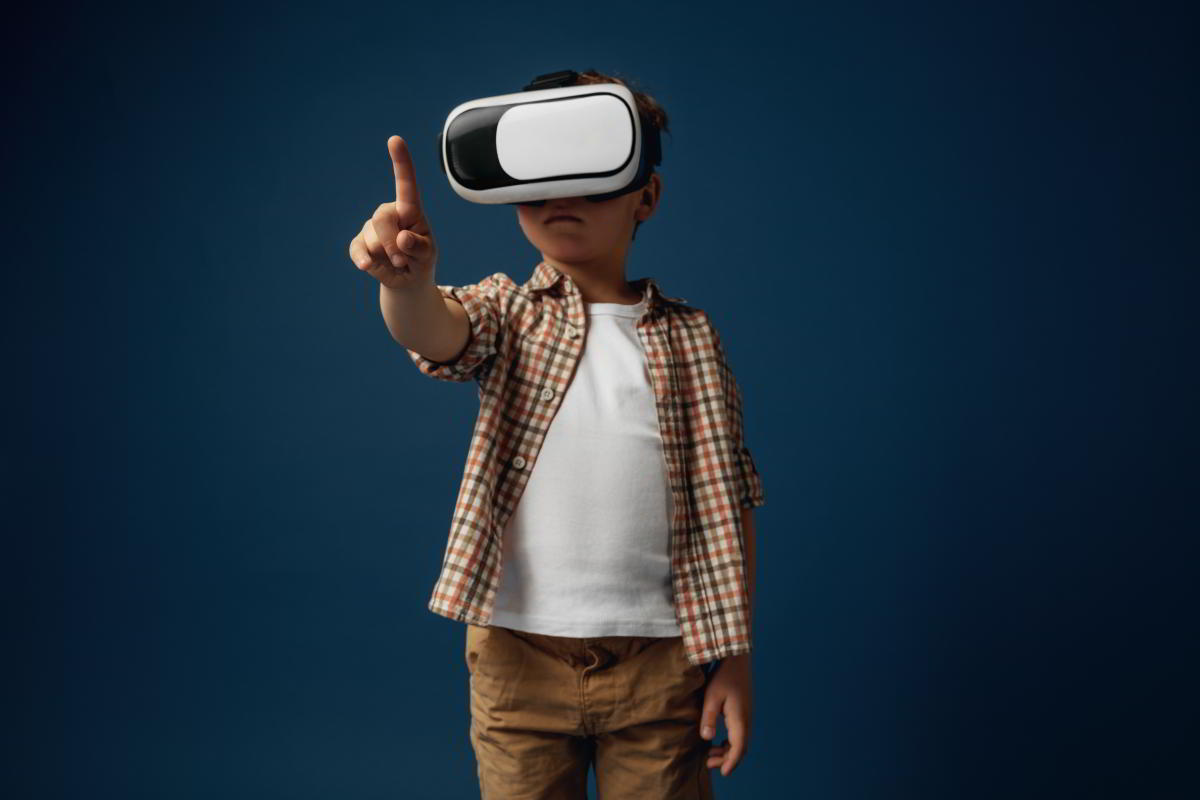 Ein kleiner Junge taucht in die digitale Bildung ein und trägt dabei ein Virtual-Reality-Headset.