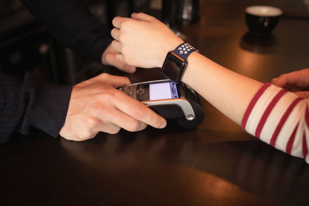 Frau bezahlt mit Smartwatch und NFC-Technologie