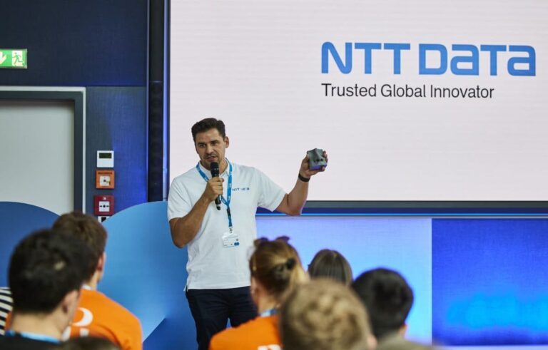 Industrielle Automatisierung im Fokus: NTT DATA Business Solutions sponsert Hackathon der SICK AG