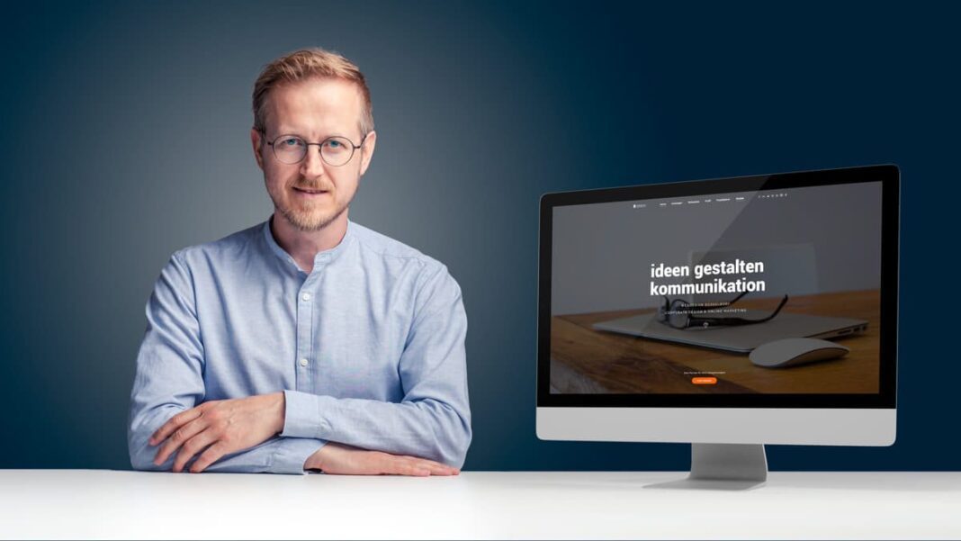 Ein Mann in Düsseldorf, der auf seinem Computerbildschirm die Website talklick.de durchstöbert und modernes Webdesign präsentiert.