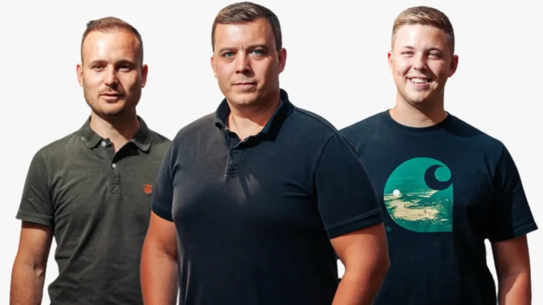 Drei Männer stehen nebeneinander und blicken in die Kamera. Der Mann links trägt ein dunkelgrünes Poloshirt, der Mann in der Mitte ein schwarzes Poloshirt und der Mann rechts ein schwarzes T-Shirt. Ihre Kleidung unterstreicht dezent ihr Engagement für professionelles WhatsApp-Marketing für Ihr Unternehmen.