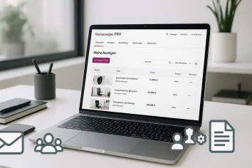 Ein Laptop auf einem Schreibtisch zeigt eine Kleinanzeigen PRO-Verwaltungsseite mit einer Liste von Artikeln, deren Preisen und Status. Im Vordergrund symbolisieren drei transparente Icons E-Mail, Benutzer und Dokumente.
