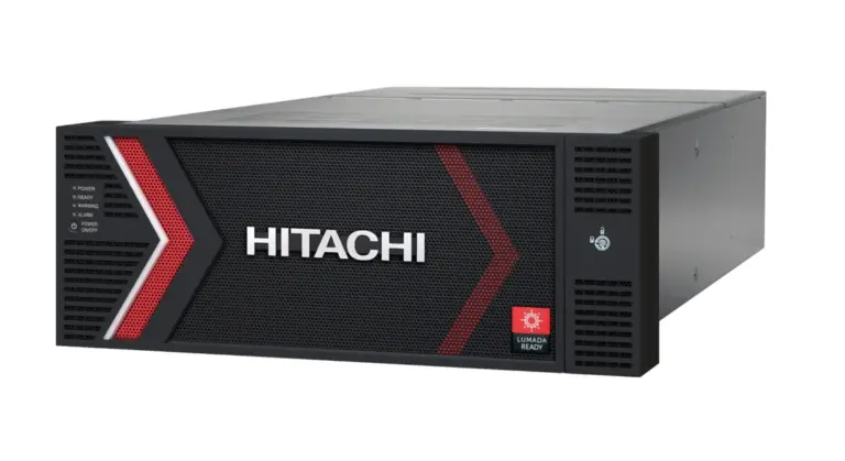 Ein schwarzer und roter Hitachi Vantara Enterprise Server mit Lüftungsblenden, Branding auf der Vorderseite, Anzeigeleuchten und Etiketten vor einem weißen Hintergrund.