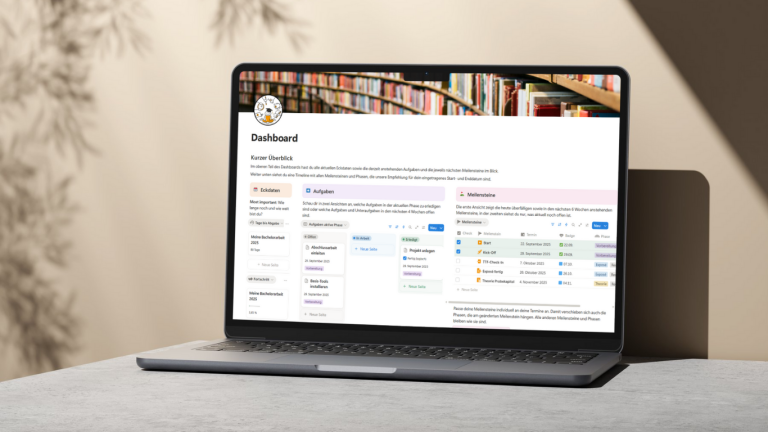 Ein Laptop auf einer hellen Oberfläche zeigt ein Notion-Template-Dashboard mit Aufgabenlisten und Tabellen vor einem unscharfen Bibliothekshintergrund. Sonnenlicht und Schatten sind in der Szene sichtbar.