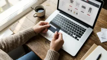 Person bezahlt online mit PayPal Alternative Kreditkarte