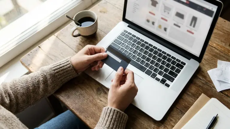 Person bezahlt online mit PayPal Alternative Kreditkarte