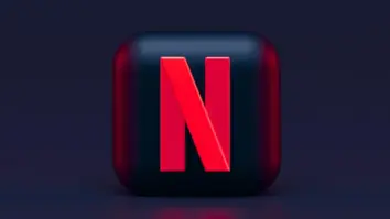 Social-Media-Trends 2026 – Workspace mit mehreren Bildschirmen und Social-Media-Plattformen