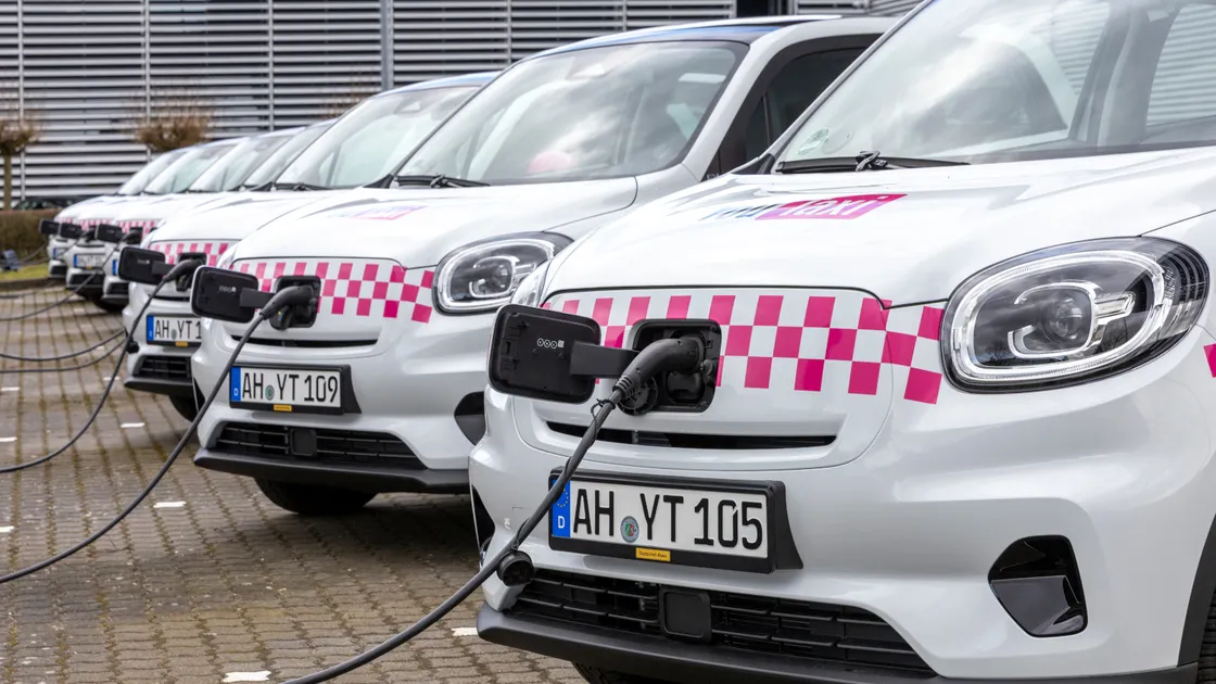 YouTaxi-Elektroflotte an Ladestationen in Ahaus mit Kennzeichen AH YT