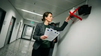 Emotionserkennung, Biometrische KI-Verbote – Compliance-Beauftragte markiert Kamerasystem mit Sperrband wegen Emotionserkennung-Verbot