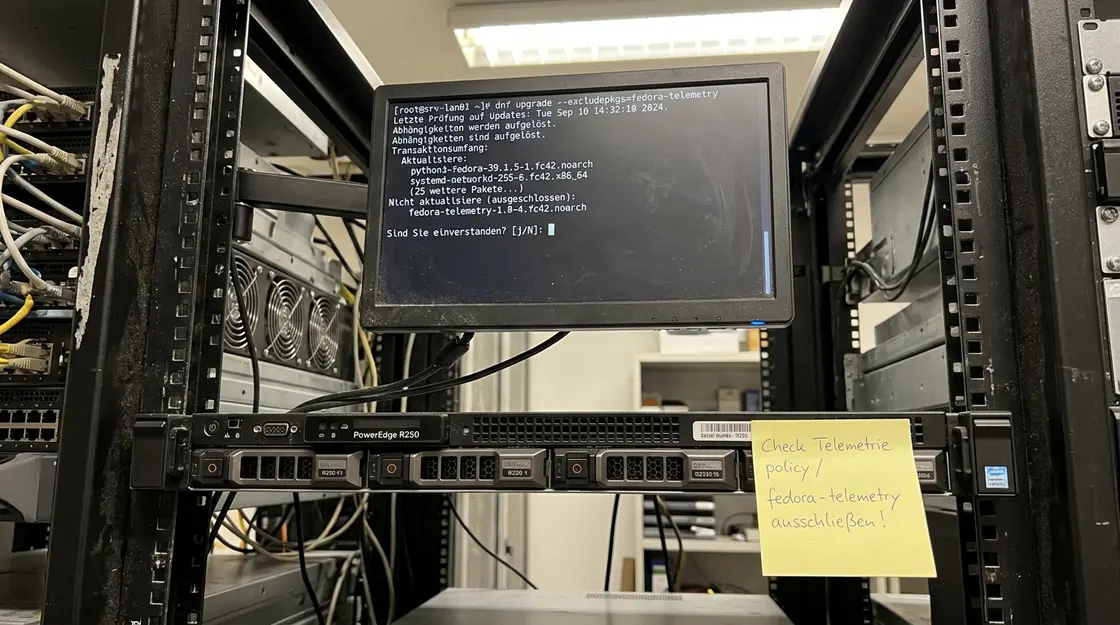 Admin-Terminal mit dnf-Befehl zum Ausschließen von Telemetrie-Paketen auf Fedora-Server