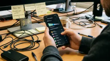 Akku, Smartphone – Smartphone zeigt Android-Akku-Einstellungen mit App-Verbrauchsliste
