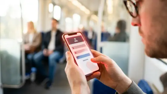 Banking-Trojaner Deutschland, modulare Malware, Finanzsektor Cyberangriff – Person prüft verdächtige Banking-App-Warnung auf Smartphone wegen Banking-Trojaner Deutschland