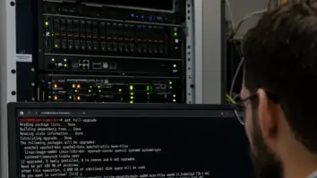 Debian 13.5, Sicherheitslücken, Systemadministration – Terminal-Fenster zeigt apt full-upgrade während des Debian 13.5 Sicherheitsupdates auf einem Serverrack