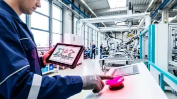 KI-Agenten, Human-in-the-loop, Workflow-Kontrolle – Mitarbeiter prüft manuell eine pausierte Entscheidung eines KI-Agenten an einem Kontrollpanel in der Produktion