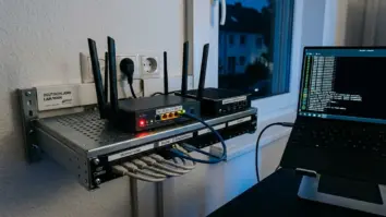 OpenWrt, Router-Linux, Netzwerksicherheit – Router mit freier Firmware im Homelab-Setup als Symbol fuer OpenWrt Router-Linux Netzwerksicherheit