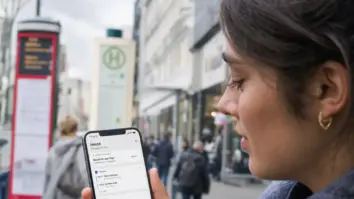 Poppy-App, KI-Organizer, Produktivitäts-KI – Person nutzt die Poppy-App als KI-Organizer auf dem Smartphone unterwegs