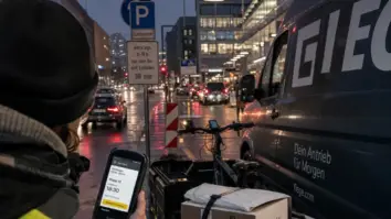 Same-Day-Delivery Regulierung, Arbeitsbedingungen Kurier, Nachhaltigkeit Versand – Kurierfahrer mit Lastenrad und Lieferwagen als Symbol für Same-Day-Delivery Regulierung