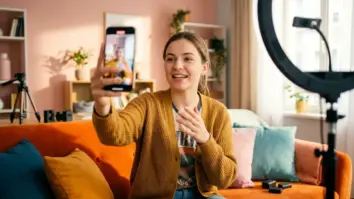 TikTok KI-Tools, Creator Suite, Auto-Caption – Creator filmt vertikales Video mit Smartphone fuer TikTok KI-Tools Workflow