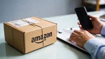 Amazon-Paket neben einem Smartphone als Symbol für neue Zahlungswege