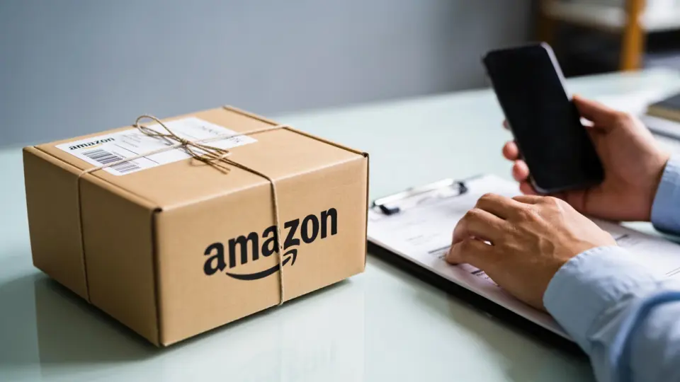 Amazon-Paket neben einem Smartphone als Symbol für neue Zahlungswege
