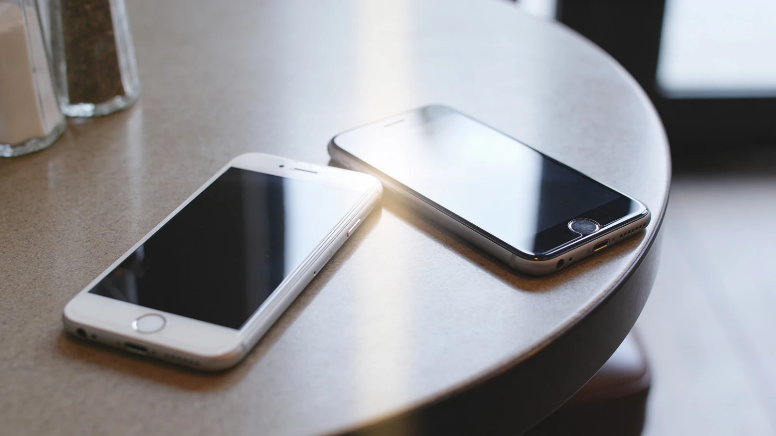 Zwei Smartphones berühren sich als Symbol für Android Tap to Share