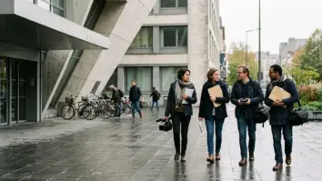 EU Medienförderung 2026: Journalistinnen und Journalisten vor europäischer Institution