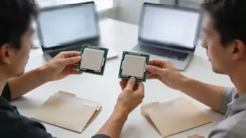 Drei Entwickler proben eine Workflow-Migration mit zwei unbeschrifteten Prozessorformen und getrennten Rückfallmappen.