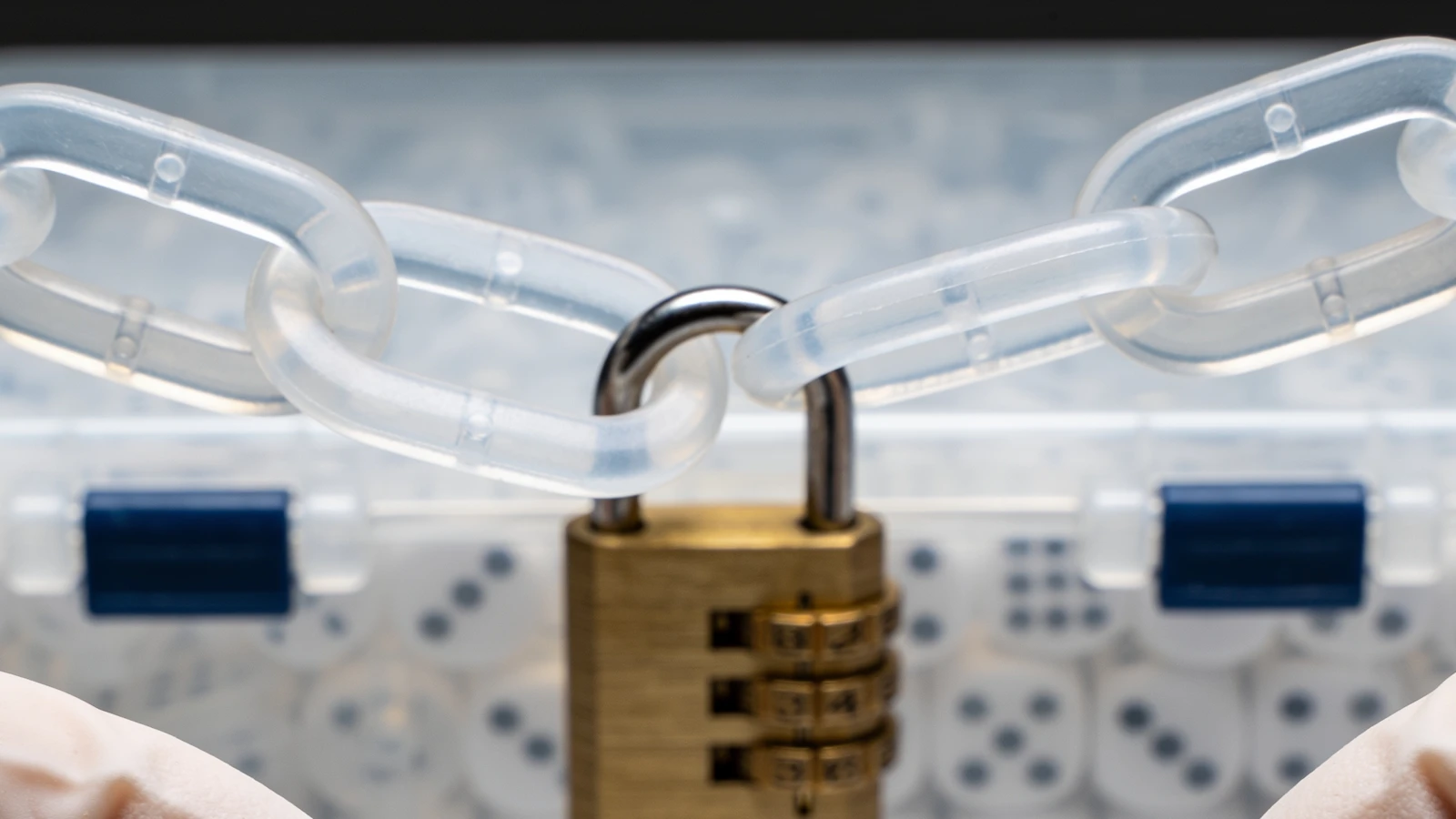Behandschuhte Hände unterbrechen eine Kette aus transparenten Aktionsgliedern vor einer verschlossenen Ressourcenkassette.