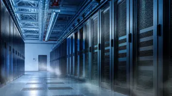 Rechenzentren Kühlhalle mit Serverracks und Kühlleitungen