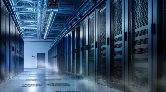 Rechenzentren Kühlhalle mit Serverracks und Kühlleitungen