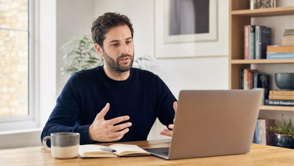 Videokonferenz: Person im Video-Meeting am Laptop, Titelbild des Tool-Vergleichs 2026