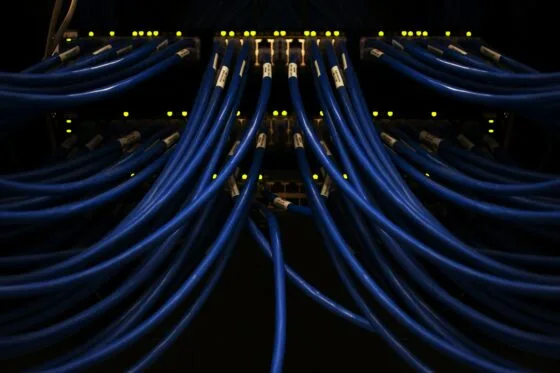 Serverrack mit Datenverbindungen für Datenresidenz und Datenhoheit