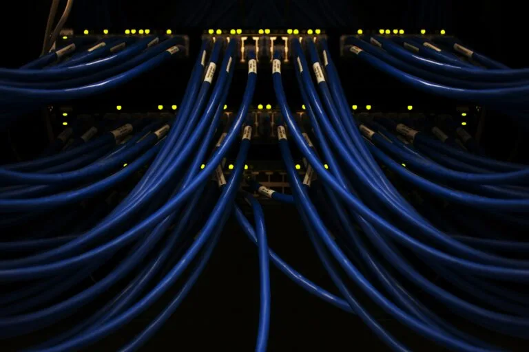Serverrack mit Datenverbindungen für Datenresidenz und Datenhoheit
