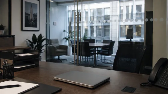 Claude: Leerer Bank-Schreibtisch mit geschlossenem Laptop hinter Glas