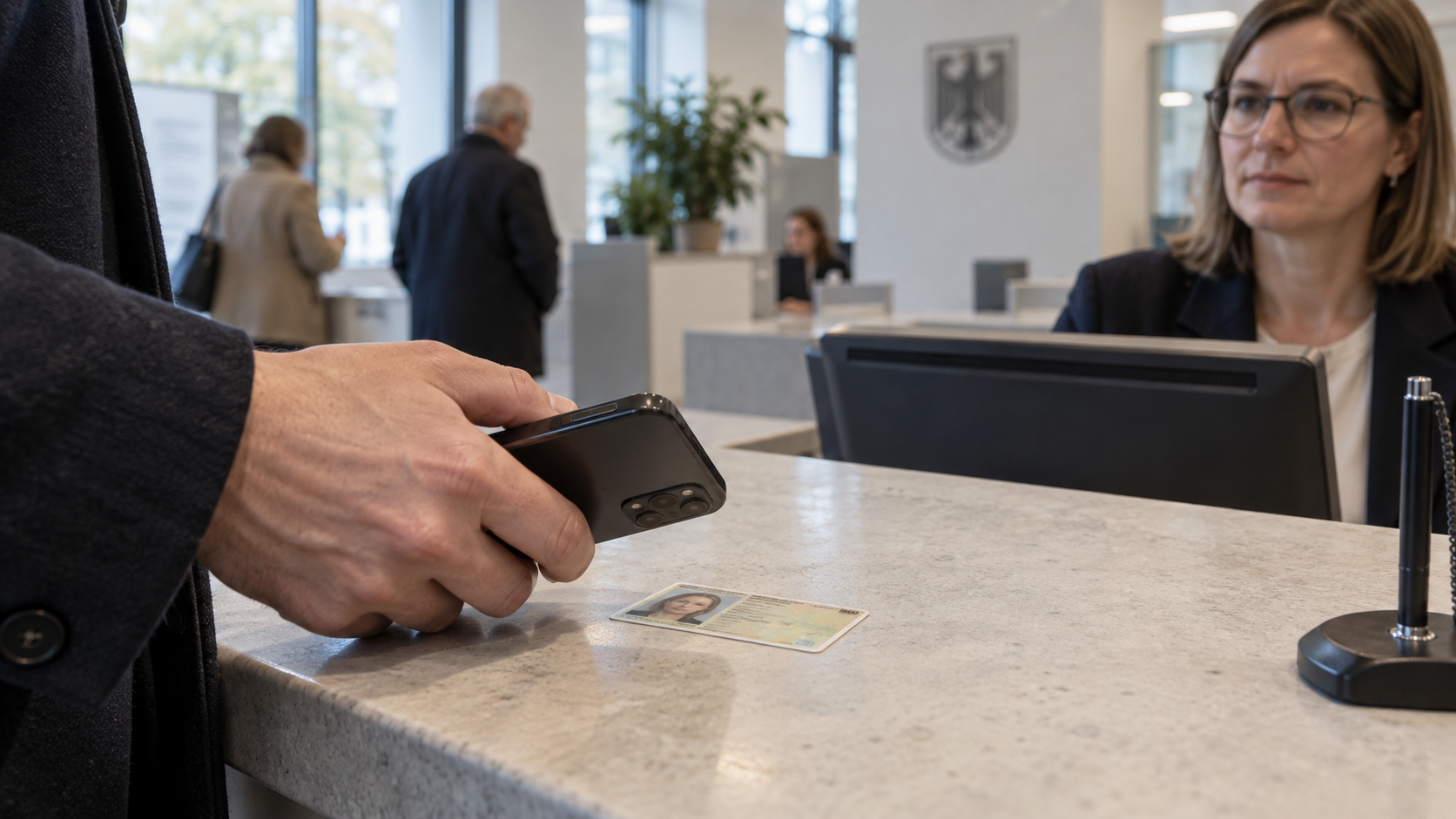 Personalausweis auf dem Smartphone in einem Bürgeramt