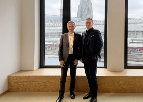 Catena-X - Zwei Männer vor Fenster mit Aussicht