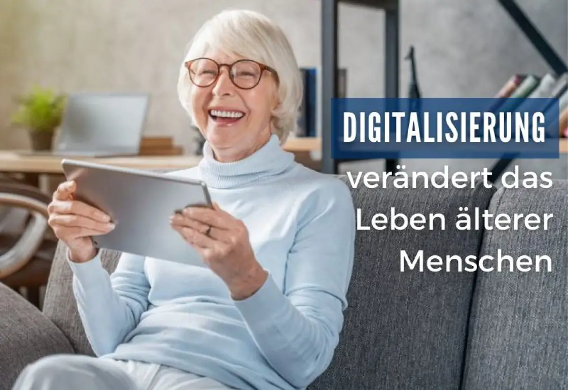 Eine ältere Frau mit kurzen weißen Haaren und Brille sitzt auf einer Couch und lächelt, während sie ein Tablet benutzt. Der deutsche Text auf dem Bild lautet: "Digitalisierung und Menschenrechte im digitalen Zeitalter verändern das Leben älterer Menschen.