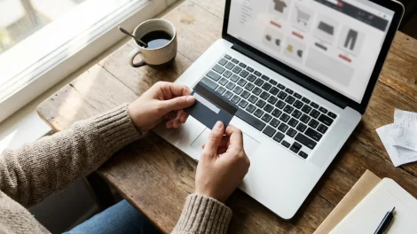 Person bezahlt online mit PayPal Alternative Kreditkarte